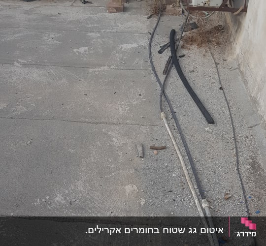 גג עם צינורות ואביזרי איטום
